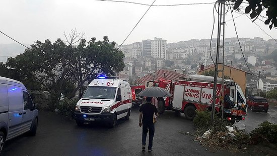 Eyüpsultan’da evin çatısına kamyonet düştü