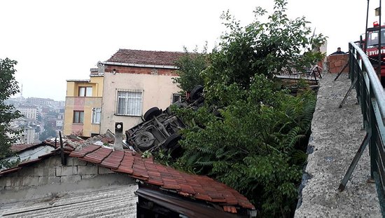 Eyüpsultan’da evin çatısına kamyonet düştü
