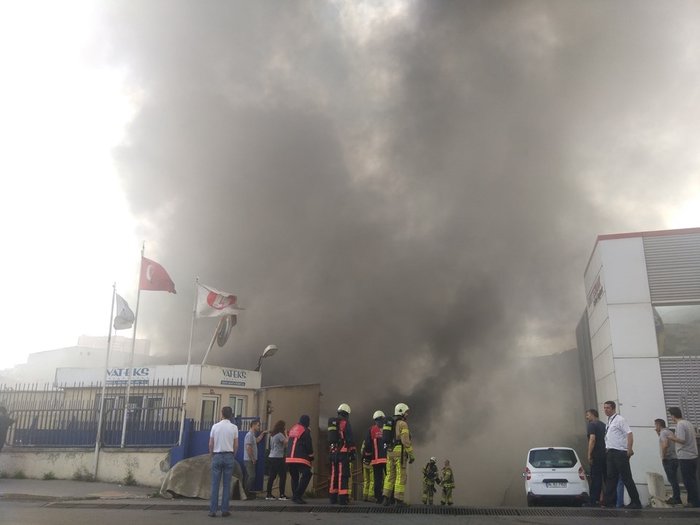 İstanbul'daki tekstil fabrikasında büyük yangın!