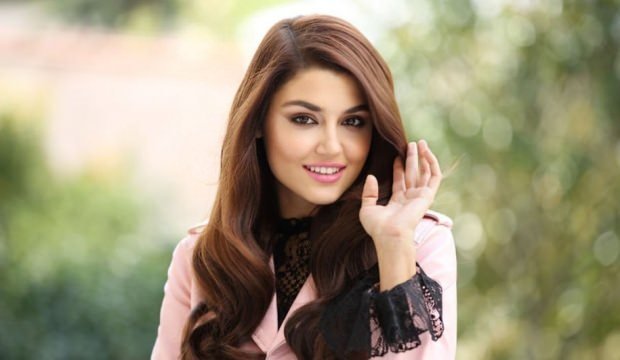 Hande Erçel yapılan oylamaya göre ‘Dünyanın En Güzel Kadını’ seçildi!