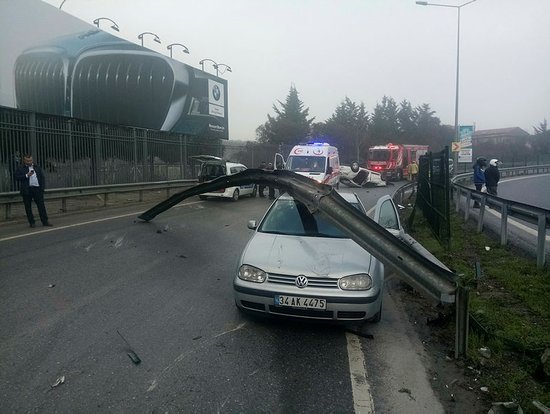 Önce Bariyerlerden Sonra Otomobilin Üzerinden Uçtu
