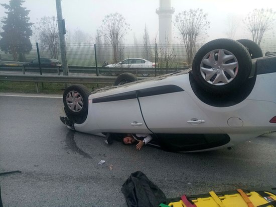 Önce Bariyerlerden Sonra Otomobilin Üzerinden Uçtu