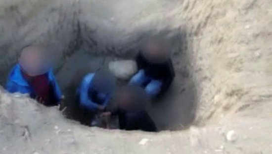 Öğretmen ve Arkadaşlarından Çukurda Kova Partisi