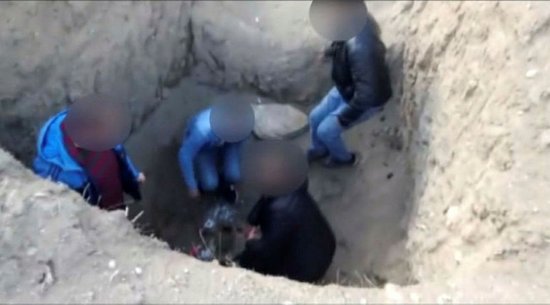 Öğretmen ve Arkadaşlarından Çukurda Kova Partisi