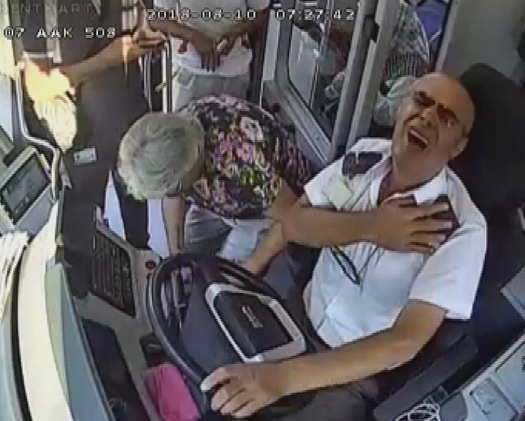 Antalya'da otobüs şoförü direksiyon başında kalp krizi geçirdi