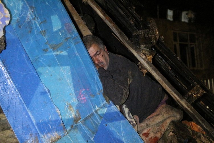 Şişli'de gecekondunun çatısı çöktü! 2 kişi göçük atında kaldı!