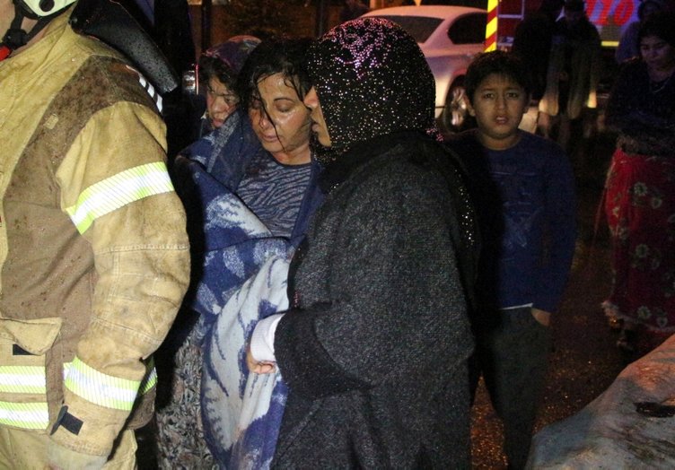 Şişli'de gecekondunun çatısı çöktü! 2 kişi göçük atında kaldı!