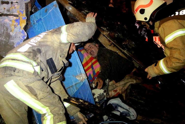 Şişli'de gecekondunun çatısı çöktü! 2 kişi göçük atında kaldı!