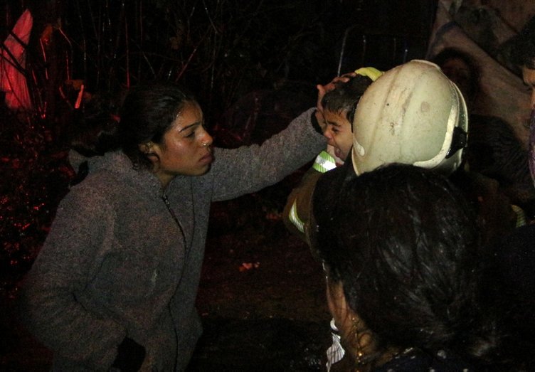 Şişli'de gecekondunun çatısı çöktü! 2 kişi göçük atında kaldı!