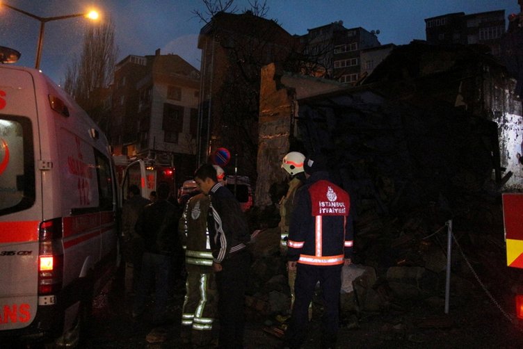 Şişli'de gecekondunun çatısı çöktü! 2 kişi göçük atında kaldı!