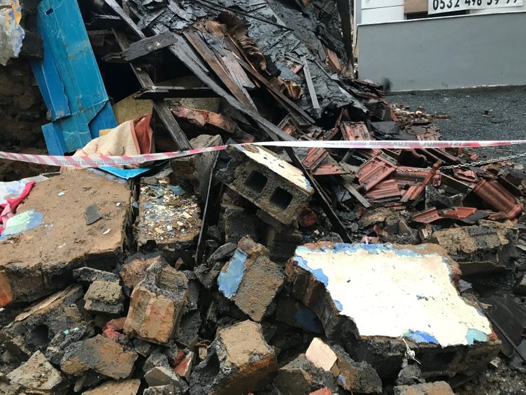 Şişli'de gecekondunun çatısı çöktü! 2 kişi göçük atında kaldı!