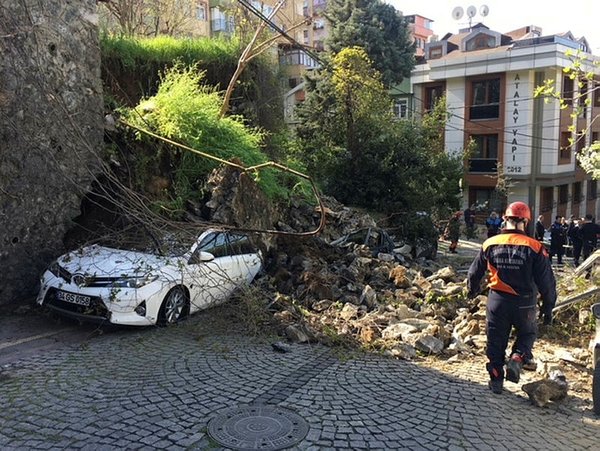 Ortaköy'de İstinat Duvarı Çöktü! 3 Araç Altında Kaldı