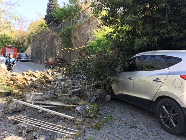 Ortaköy'de İstinat Duvarı Çöktü! 3 Araç Altında Kaldı