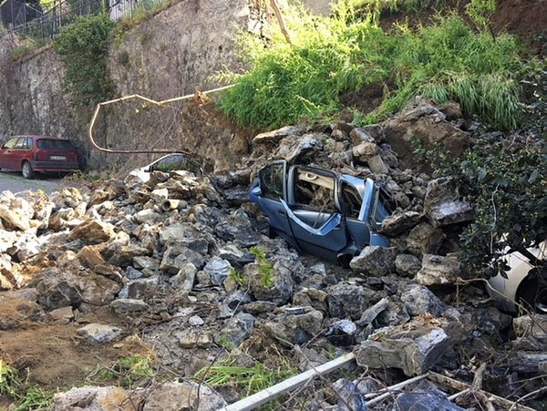 Ortaköy'de İstinat Duvarı Çöktü! 3 Araç Altında Kaldı