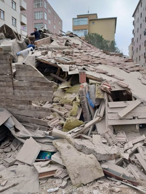 Kartal'da 7 katlı bir bina çöktü