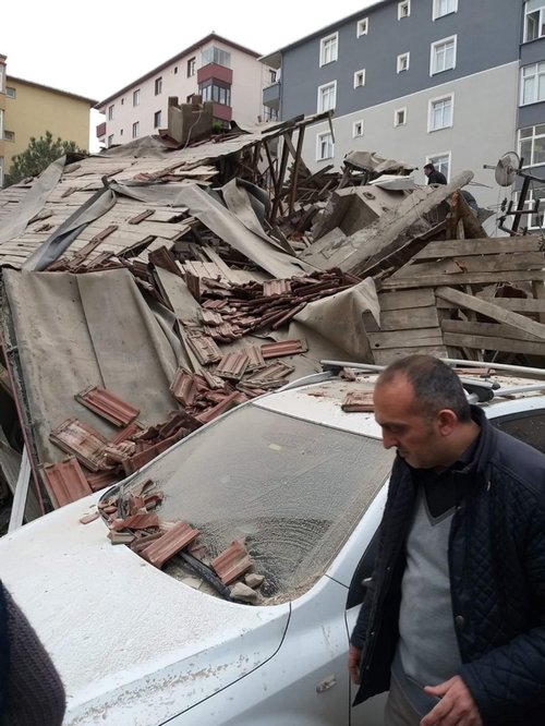 Kartal'da 7 katlı bir bina çöktü