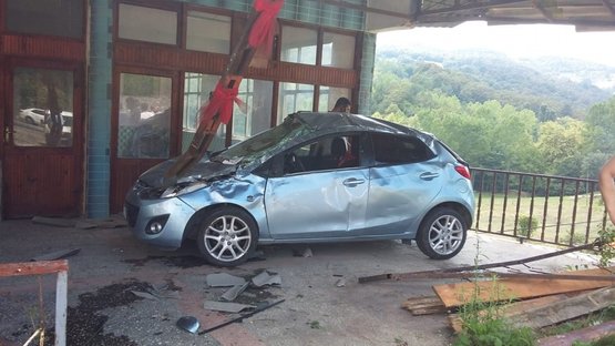Zonguldak'ta akıl almaz kaza! Sürücü balkon saçağında bulundu!