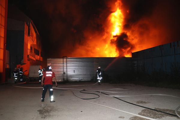 Adana'da geri dönüşüm fabrikasında korkutan yangın!