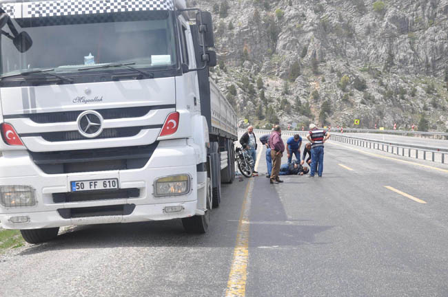 Antalya'da Motosiklet TIR'a Çarptı