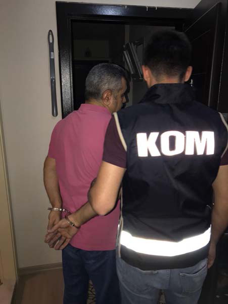 İzmir'de FETÖ'nün hücre evlerine operasyon: 72 gözaltı 