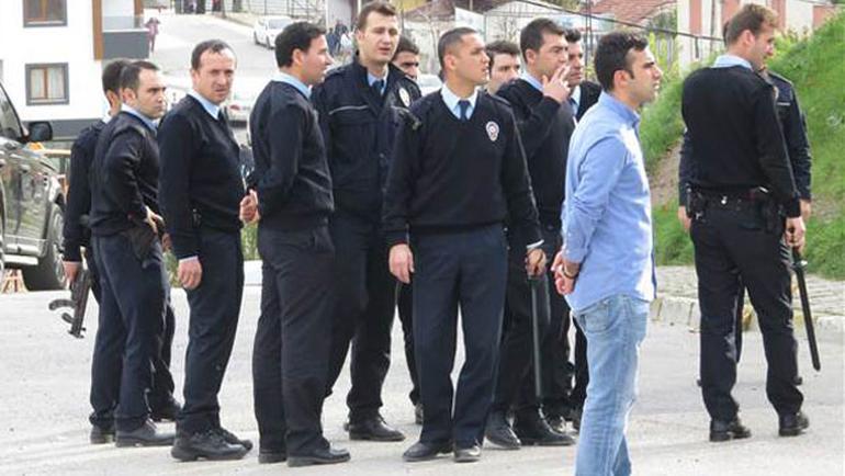 İstanbulda Hareketli Dakikalar | Müdahale Eden Polise Taşla Saldırdılar