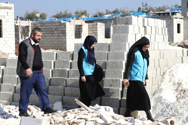 Gamze Özçelik Suriye'de Savaş Mağduru Çocuklara Yardım Etti