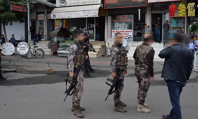 Diyarbakır'da bir hırsız 2 polisi bıçakladı
