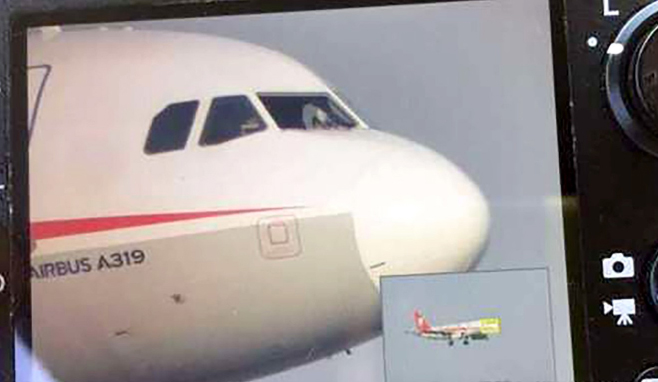 Uçağın camı kırıldı! Pilot dışarı fırlıyordu ki...