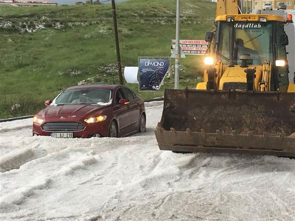 Ankara'da yine şiddetli yağış ve dolu! Mahsur kalanlar kurtarılıyor