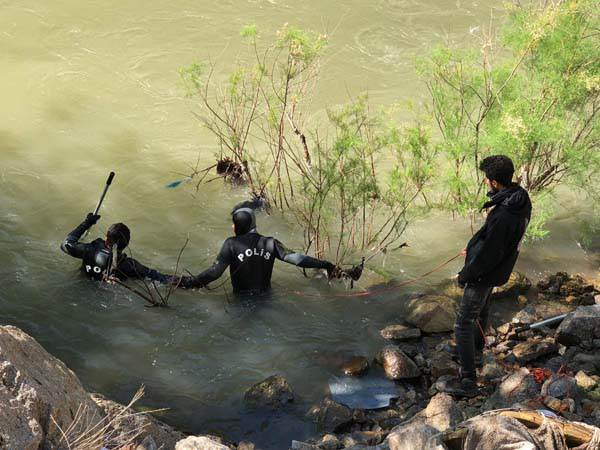 Artvin'de otomobil Çoruh Nehri'ne uçtu: 1 ölü 2 kayıp
