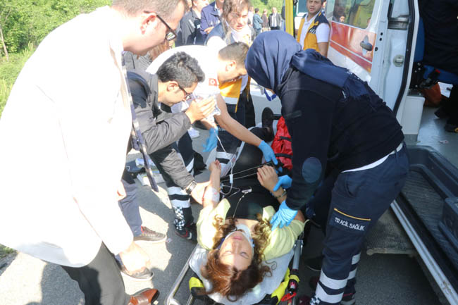 Bolu'da minibüs iş makinesiyle çarpıştı! 10 yaralı