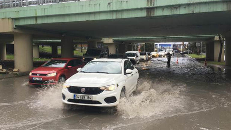 İstanbul'u Sel Aldı! Duvar Araçların Üstüne Devrildi