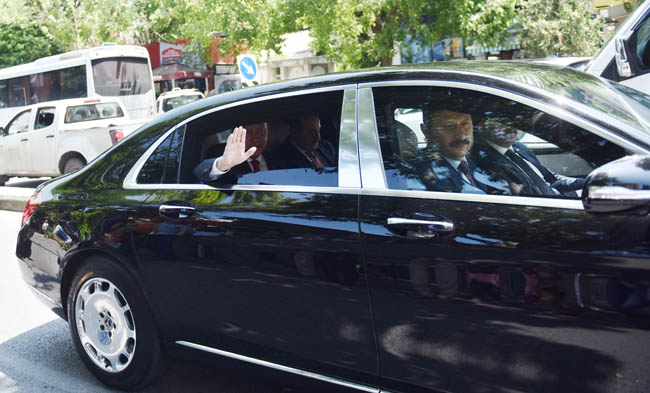 Erdoğan görüşmeye giderken yol kenarında onları görünce konvoyu durdurdu