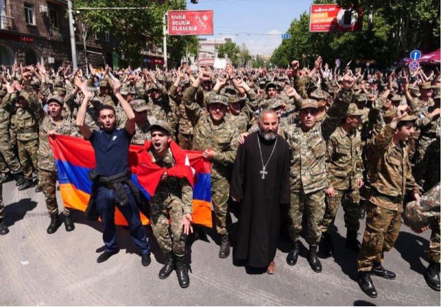 Ermenistan'da Gergin Dakikalar: Askeri Üniformalı Göstericiler Sokakta 