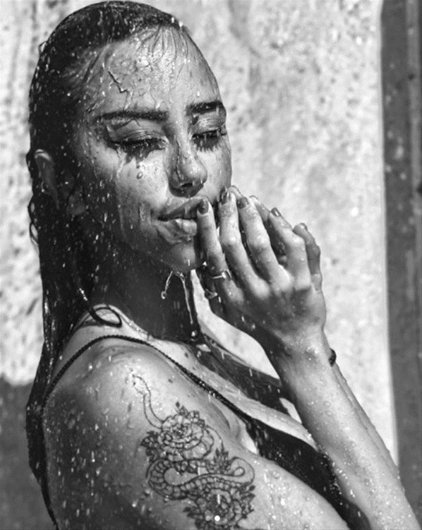 Hamdi Alkan'ın kızı Zeynep Alkan'ın duşta fotoğrafı | Zeynep Alkan kimdir?