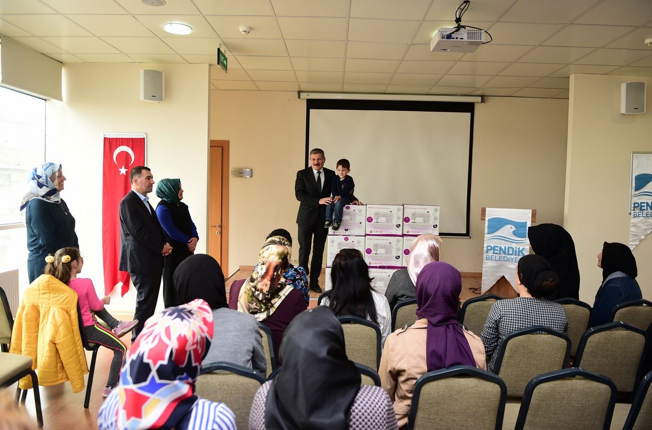 Pendik'te 'terzilik kursu' mezunlarına dikiş makinesi hediyesi