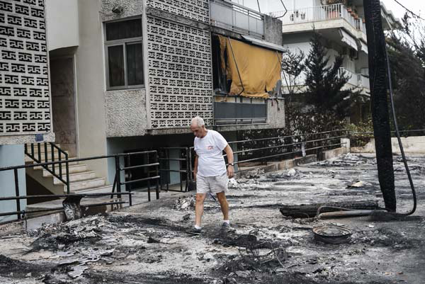 Yunanistan'daki yangın dehşetini bu sözlerle anlattı 'Adeta arkamızdan kovalıyordu'