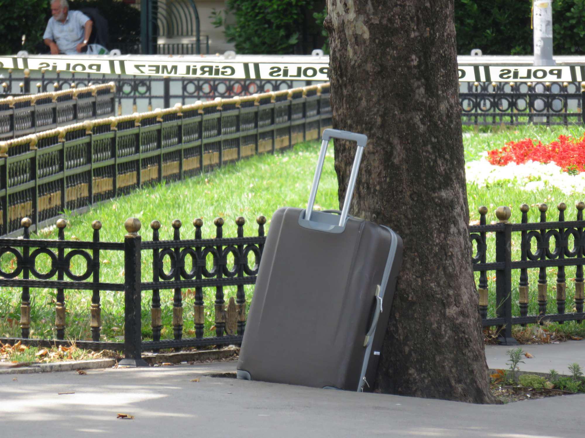 Kadıköy'de şüpheli valiz herkesi korkuttu