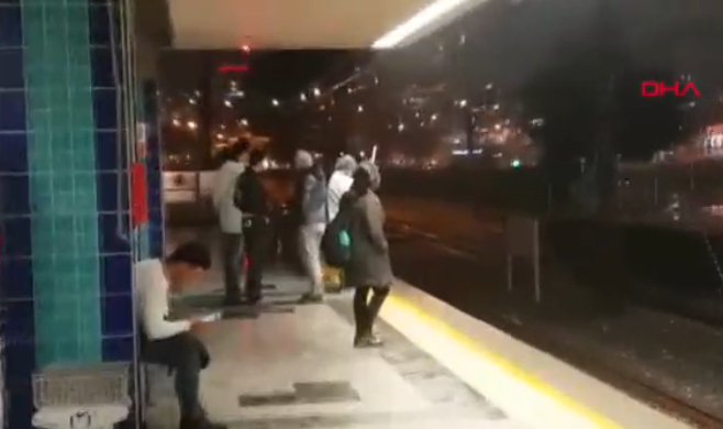 Zeytinburnu metro istasyonunda kadın yolcu raylara düştü