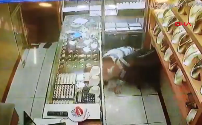 Kurşun yağdıran çarşaflı soyguncuya elindeki telefonla direndi