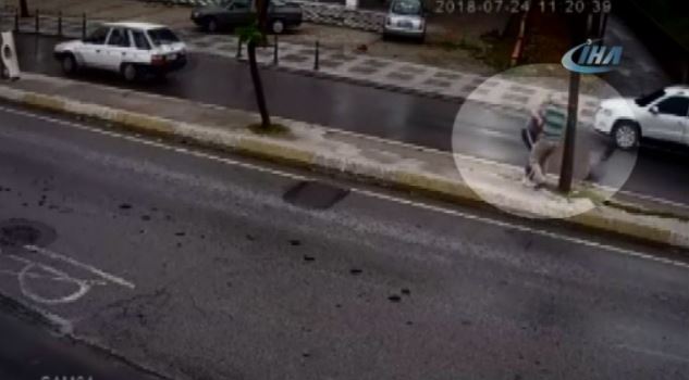 Pendik'te bankadan çıkan vatandaşı soyan hırsızlar lüks araçla kaçtı