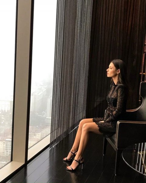 Yüsra Geyik kim? Kaç yaşında? Evli mi? Instagram adresi ne? Arkak Sokaklar Zeliş kim?