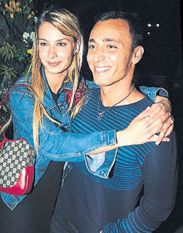 Mustafa Sandal eski sevgilisini görünce aşka geldi