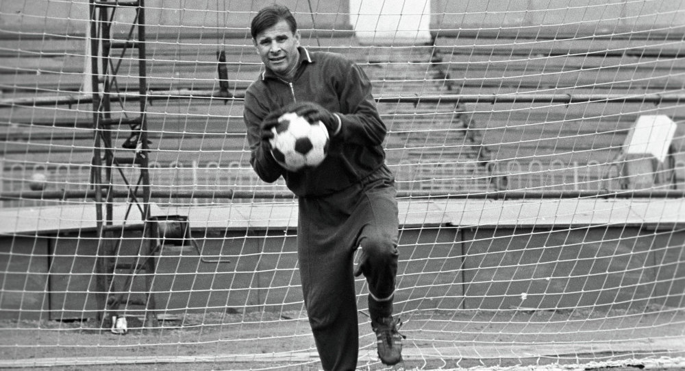 18 Ocak eleq ipucu: "2006'ya kadar adı Altın Eldiven Ödülü’ne verilen Rus kaleci kimdir?"