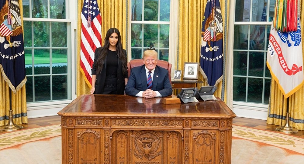 Kardashian'dan bomba itiraf 'Trump'la konuşurken çıplaktım'
