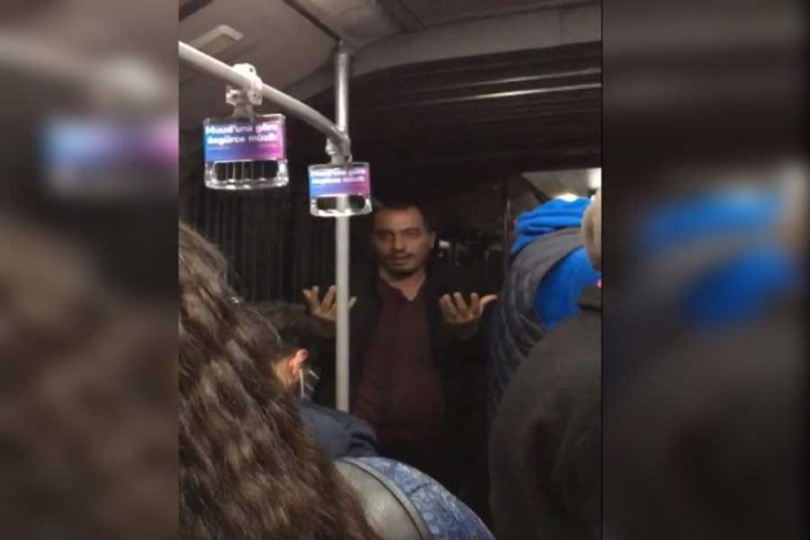İki Gencin Metorbüste Öpüşmesi Bir Yolcu Tarafından Sert Şekilde Tepki Gördü