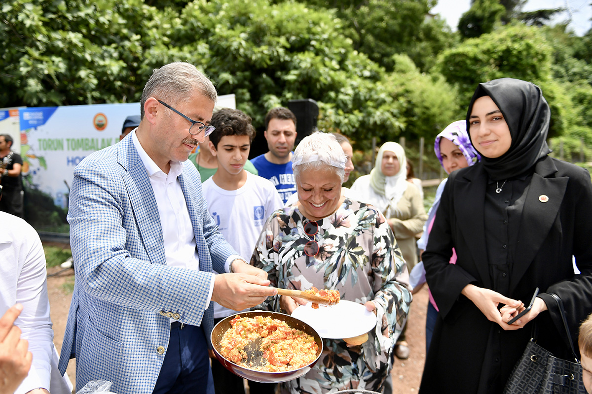 Üsküdar'da Torun Tombalak Şenliği'nde nine ve dedeler torunlarıyla bir arada