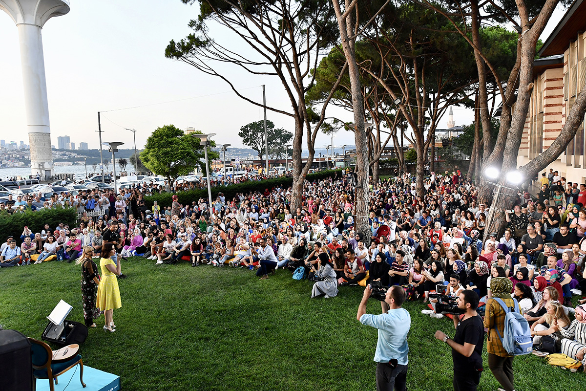 Üsküdar Nevmekan'da Burcu Güneş sevenleriyle buluştu