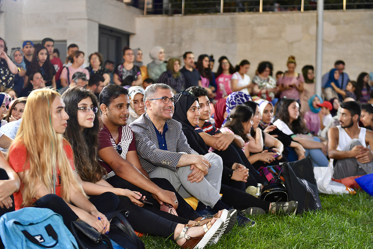 Üsküdar Nevmekan'da Burcu Güneş sevenleriyle buluştu