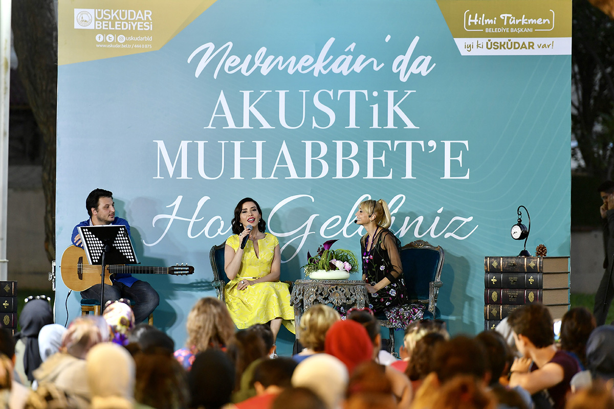 Üsküdar Nevmekan'da Burcu Güneş sevenleriyle buluştu